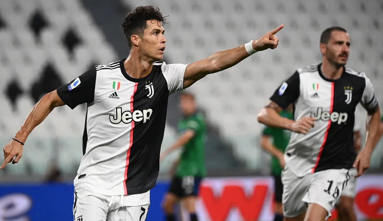 Cristiano Ronaldo. Striker Portugal berusia 28 tahun yang kini memasuki musim pertama di periode keduanya memperkuat Manchester United ini mampu mencetak banyak gol meski hanya 3 musim di Juventus. Total ia mencetak 101 gol di semua ajang di musim 2018/2019 hingga 2020/2021. (AFP/Marco Bertorello)
