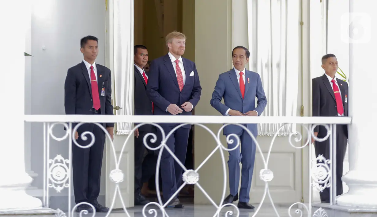 Presiden Joko Widodo dan Raja Belanda Willem Alexander berjalan menuju beranda Istana Bogor saat kunjungan kenegaraan di Jawa Barat, Selasa (10/3/2020). Agenda kenegaraan disebutkan membahas kerja sama bilateral di bidang ekonomi dan peningkatan sumber daya manusia. (Liputan6.com/Faizal Fanani)