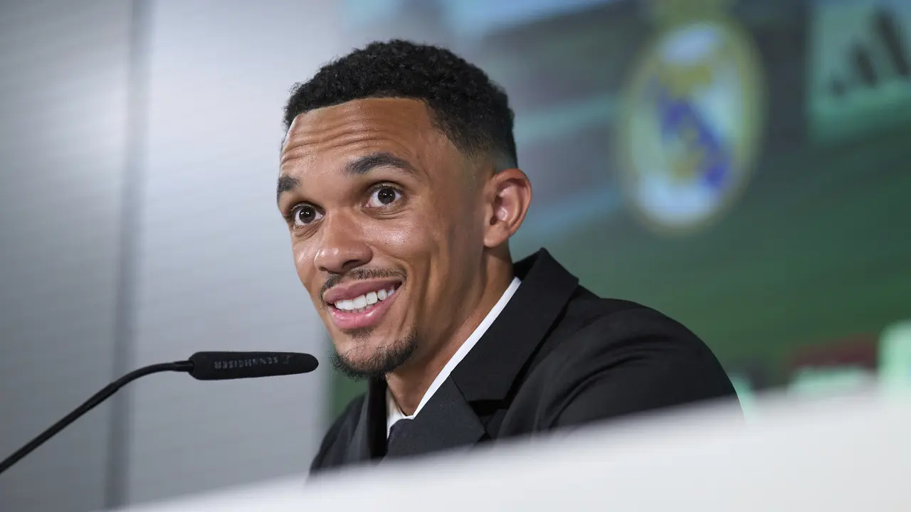 Sesi konferensi pers Trent Alexander-Arnold di markas latihan Real Madrid di Valdebebas, Kamis (12/06/2025). (AP/Manu Fernandez)