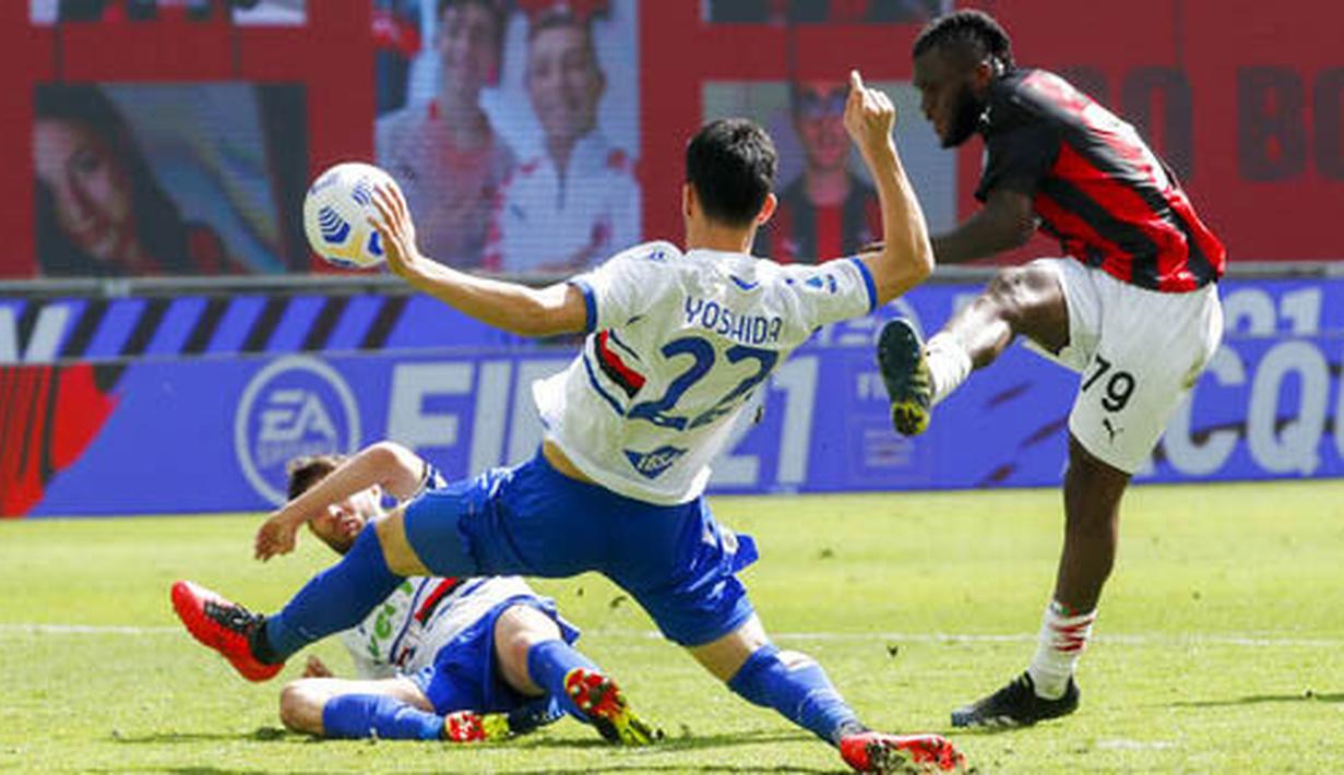 Pemain AC Milan, Jens Petter Hauge, melakukan selebrasi usai mencetak gol ke gawang Sampdoria pada laga Liga Italia di Stadion San Siro, Minggu (4/4/2021). Kedua tim bermain imbang 1-1. (AP Photo/Antonio Calanni)