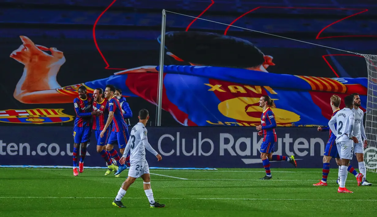 Pemain Barcelona Oscar Mingueza (kiri tengah) melakukan selebrasi usai mencetak gol ke gawang Huesca pada pertandingan Liga Spanyol di Stadion Camp Nou, Barcelona, Spanyol, Senin (15/3/2021). Barcelona menang 4-1. (AP Photo/Joan Monfort)