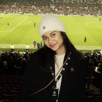 Mengenakan beanie dan kardigan hitam, gaya kasual Azizah Salsha terlihat begitu sederhana namun tetap stylish. [Foto: Instagram/ Azizah Salsha]