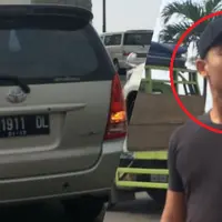Seorang pria mengaku polisi malah berperilaku bak preman. Dia menghadang sebuah mobil yang tak memberinya jalan. | Via: facebook.com/Novi Sandi
