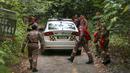 Tim penyelamat melakukan operasi pencarian gadis disabilitas asal Irlandia Nora Anne Quoirin yang hilang dari sebuah resor hutan hujan di Seremban, Malaysia, Rabu (7/8/2019). Hingga kemarin, operasi SAR telah melibatkan 178 personel untuk mencari Nora. (AP Photo/Annice Lyn)