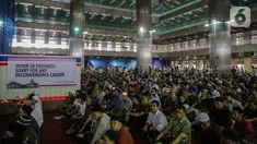Jemaah mendengarkan ceramah saat melaksanakan salat Jumat di samping renovasi Mesjid Istiqlal, Jakarta, Jumat (1/11/2019). Renovasi ditargetkan rampung pada Maret 2020 sehingga dapat dimanfaatkan pada Bulan Ramadan tahun depan. (Liputan6.com/Faizal Fanani)