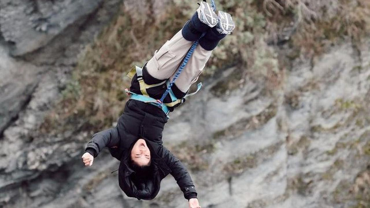 Potret Naysilla Mirdad Bungee Jumping di Selandia Baru langsung menuai banyak komentar dari rekan artis. Mereka ikut terkejut melihat aksi Naysilla.&nbsp;