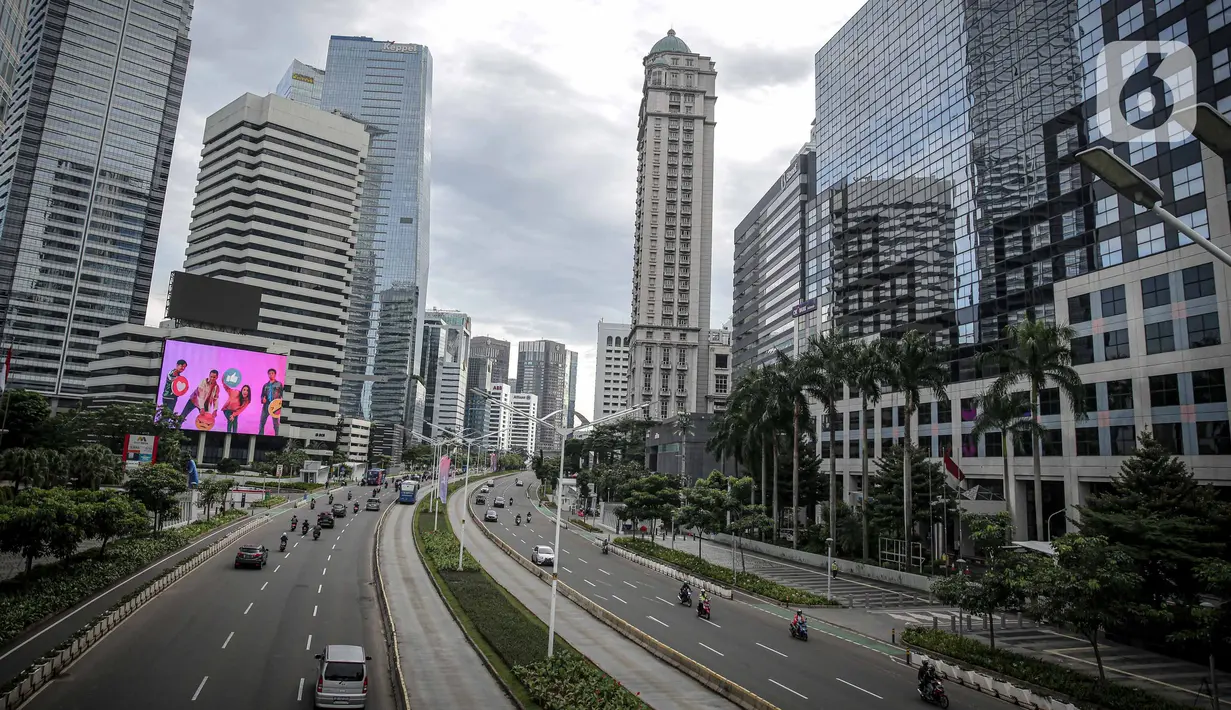 Sejumlah kendaraan melintas di kawasan Jalan Sudirman, Jakarta, Senin (14/2/2021). Indeks Kemacetan 2021 menempatkan Jakarta pada peringkat 46 atau mengalami penurunan dibandingkan tahun sebelumnya yang menempati peringkat 31. (Liputan6.com/Faizal Fanani)