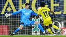 Pemain Villarreal, Samuel Chukwueze, mencetak gol ke gawang Real Madrid pada laga Copa del Rey di Stadion La Ceramica (19/1/2023). Sempat tertinggal dua gol dari Villarreal. Namun, Real Madrid mampu membalikkan keadaan dan menang 3-2. (AP Photo/Jose Breton)