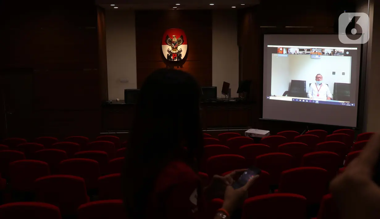 Layar monitor menampilkan Ketua Umum PAN, Zulkifli Hasan saat bersaksi secara daring pada sidang dugaan korupsi pengajuan revisi alih fungsi hutan menjadi lahan sawit di Provinsi Riau pada 2014 yang digelar di PN Pekanbaru, Gedung KPK Jakarta, Selasa (11/8/2020). (Liputan6.com/Helmi Fithriansyah)