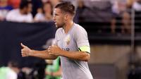 Gelandang Roma, Kevin Strootman memberi isyarat setelah mencetak gol ke gawang Real Madrid dalam International Champions Cup (ICC) di New Jersey, AS, Selasa (7/8). (AP Photo/Julio Cortez)