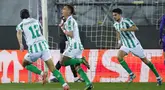 Pemain Real Betis, Antony, melakukan selebrasi setelah mencetak gol ke gawang Fiorentina dalam duel leg kedua semifinal Conference League 2024/2025 di Stadio Artemio Franchi, Jumat (09/05/2025) dini hari WIB. (Marco Bucco/LaPresse via AP)