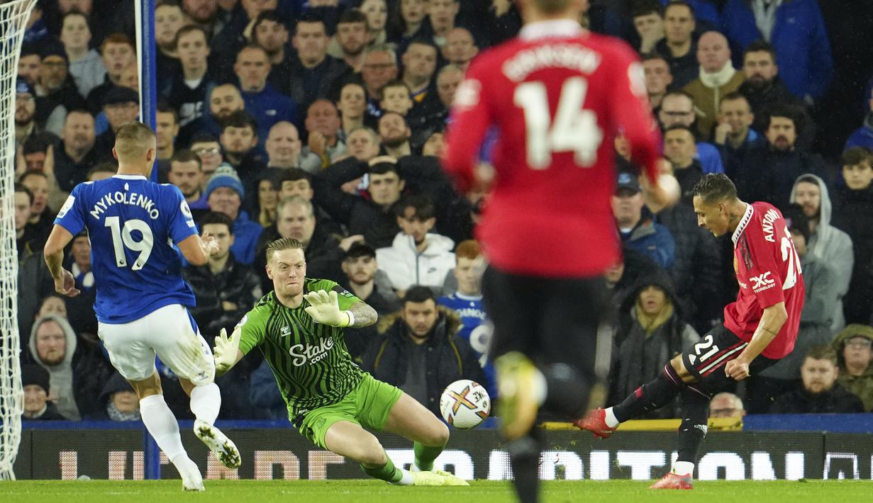 Dalam pertandingan ini, Pickford kebobolan dua kali oleh Anthony dan juga Cristiano Ronaldo. (AP Photo/Jon Super)