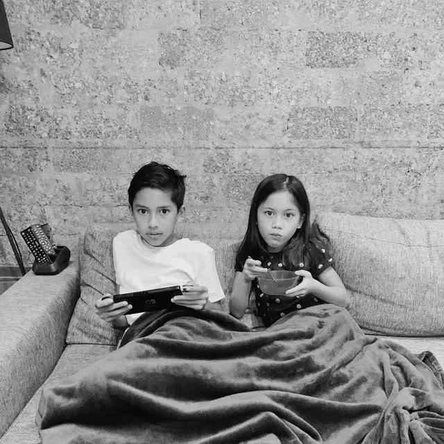 6 Potret Kekompakan Buah Hati Nana Mirdad dan Andrew White, Sibling Goals