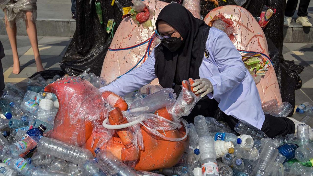FOTO: Instalasi Jantung Rusak di Surabaya Serukan Bahaya Mikroplastik Bagi Manusia