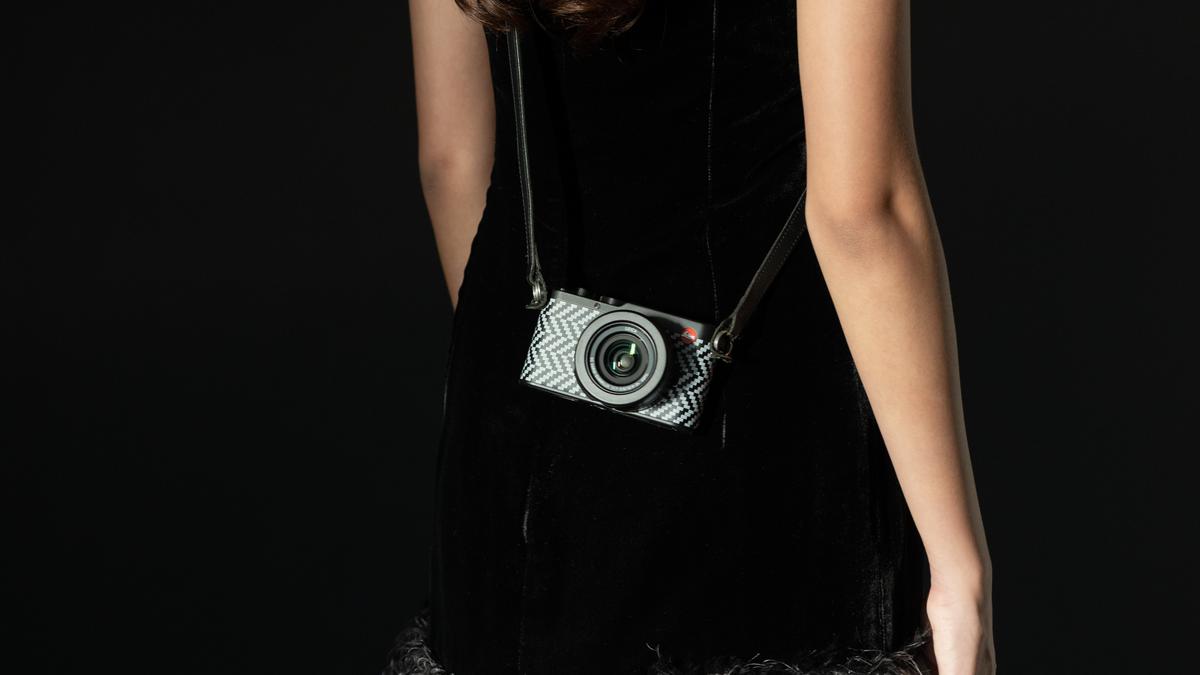 Sentuhan Couture Didit Hediprasetyo di Kamera Leica Edisi Terbatas, Angkat Keindahan Songket Indonesia Lewat Lensa