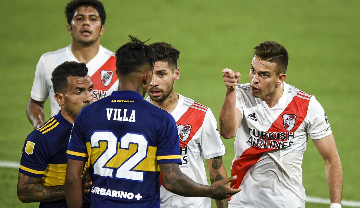 Pemain River Plate, Rafael Santos Borre meluapkan emosi sambil menunjuk pemain Boca Junior, Sebastian Villa. (Foto: AP/Pool/Marcelo Endelli)