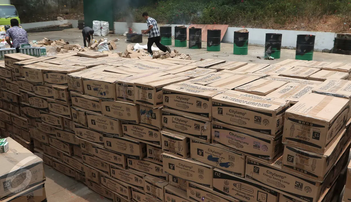 Ribuan kardus produk lampu hemat energi yang tidak ber-SNI siap dimusnahkan oleh petugas di halaman Kemendag, Jakarta, Kamis (29/10). Dirjen SPK Kemendag memusnahkan 60.050 lampu hemat energi dan 79 unit pompa air listrik . (Liputan6.com/Angga Yuniar)