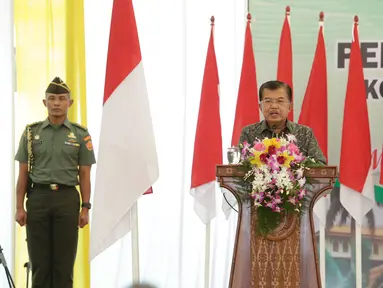 Wakil Presiden, Jusuf Kalla memberikan kata sambutan pada penutupan Musyawarah Nasional (Munas) Korps Alumni Himpunan Mahasiswa Islam (KAHMI) ke-10 di Medan, Sumatera Utara, Minggu (19/11). (Liputan6.com/Pool/KAHMI)