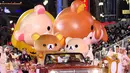 Peserta mengenakan kostum dan membawa balon udara karakter Jepang Rilakkuma dan Korilakkuma saat mengikuti Parade Natal Hollywood ke-85 di Los Angeles, California, AS (27/11). (Reuters/Phil McCarten)