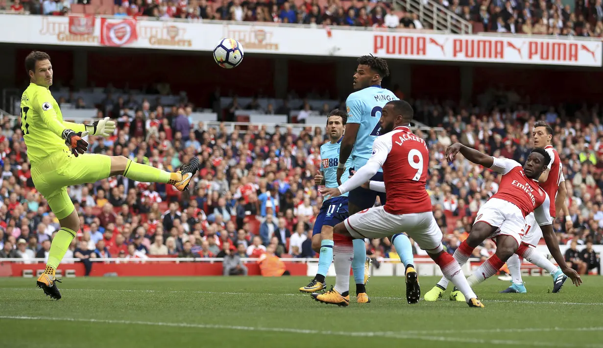 Proses terjadinya gol dari striker Arsenal, Danny Wellbeck, ke gawang Bournemouth pada laga Premier League di Stadion Emirates, London, Sabtu (9/9/2017). Arsenal menang 3-0 atas Bournemouth. (AP/John Walton)