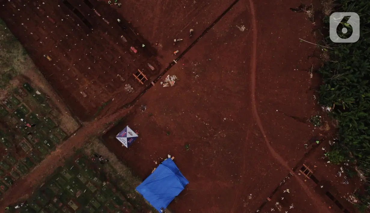 Foto udara memperlihatkan aktivitas pemakaman dengan protokol COVID-19 di TPU Pondok Ranggon, Jakarta, Sabtu (10/10/2020). Pemprov DKI Jakarta telah memperluas lahan TPU Pondok Ranggon sekitar 13.500 meter persegi untuk pemakaman jenazah dengan protokol COVID-19. (Liputan6.com/Helmi Fithriansyah)