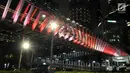 Kendaraan melintas di bawah jembatan penyeberangan orang (JPO) Gelora Bung Karno (GBK), Jakarta, Senin (25/2). JPO GBK memiliki keunikan dalam segi arsitektur dan keindahan gemerlap lampu pada malam hari. (Merdeka.com/Iqbal S Nugroho)