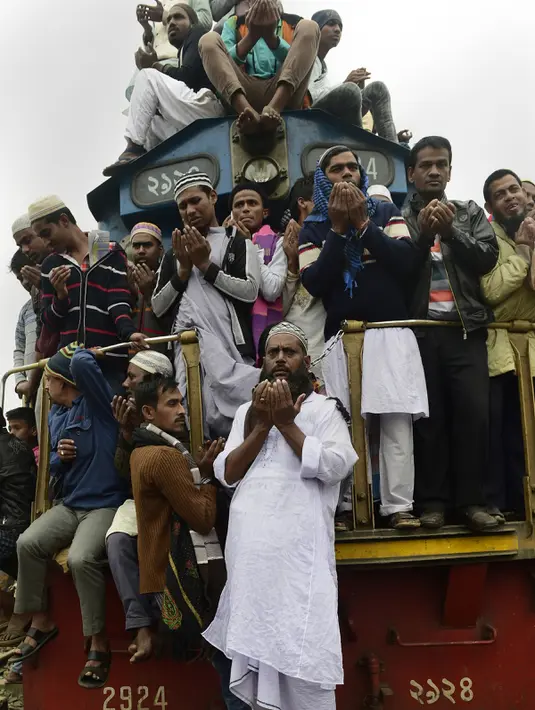 Umat Muslim Bangladesh terlihat memanjatkan doa di atas kereta yang mengangkut mereka usai mengikuti Akheri Munajat, atau doa terakhir, di Biswa Ijtema,  10 Januari 2016. (AFP PHOTO/Munir uz ZAMAN)