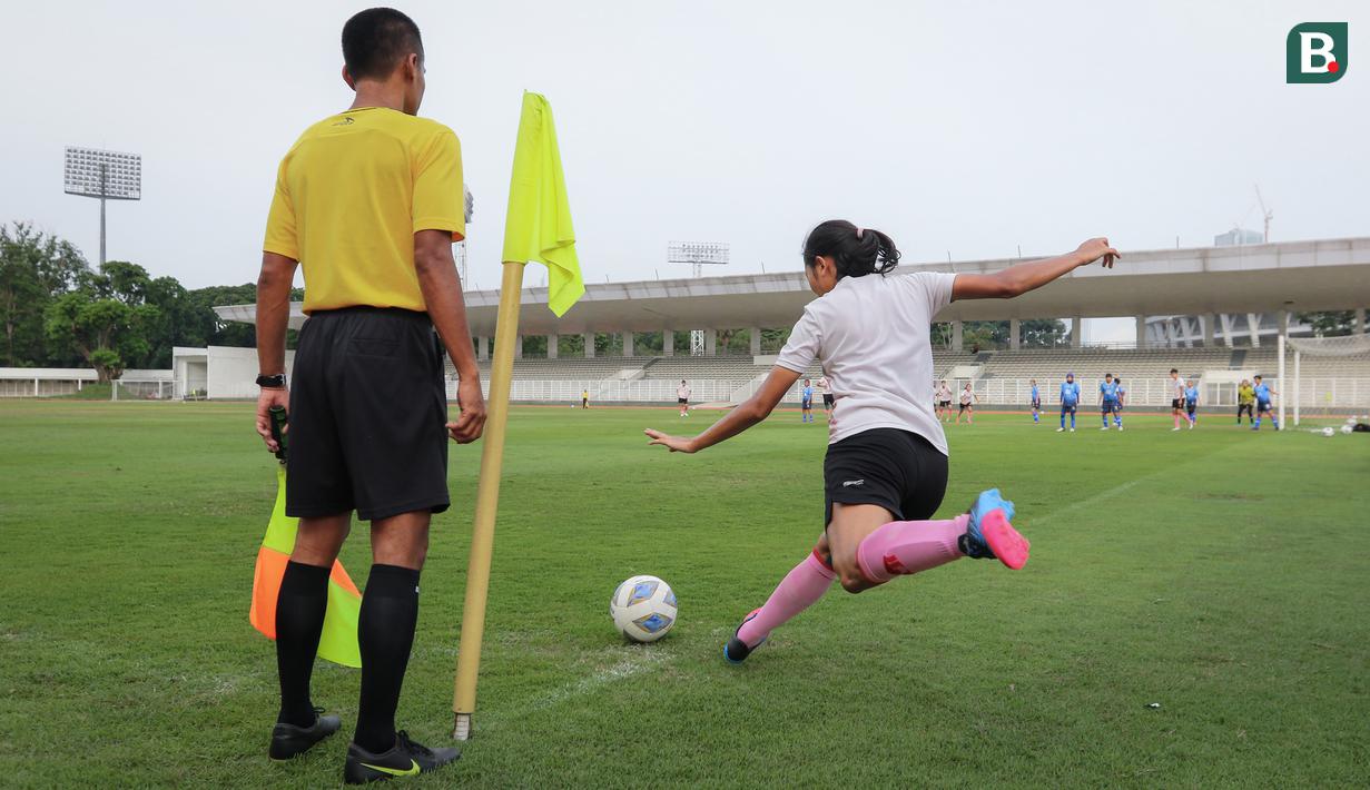 Pemain Timnas Wanita Indonesia, Octaviani Dwi Nurmalita melakukan tendangan pojok saat laga uji coba melawan Tim Putri Persib Bandung di Stadion Madya, Jakarta, Kamis (13/01/2022). Laga yang dimenangkan Garuda Pertiwi dihadiri oleh Ketua Umum PSSI, Mochamad Iriawan. (Bola.com/Bagaskara Lazuardi)