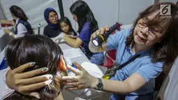 Dokter spesialis kulit memeriksa kulit pada pasien anak di komplek Rusunawa Muara Baru, Jakarta, Selasa (14/5/2019). Pemeriksaan kulit secara cuma-cuma merupakan program Vaseline Healing Project yang bertujuan meningkatkan perilaku hidup bersih dan sehat. (Liputan6.com/Fery Pradolo)