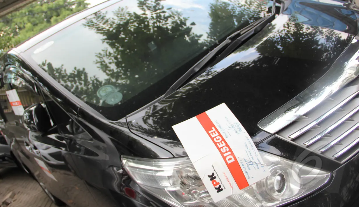 KPK menyita mobil Toyota Alphard milik politikus Partai Demokrat, Sutan Bhatoegana, Jakarta, Selasa (17/3/2015). Penyitaan terkait penyidikan kasus dugaan korupsi di Kementerian ESDM. (Liputan6.com/Helmi Afandi)