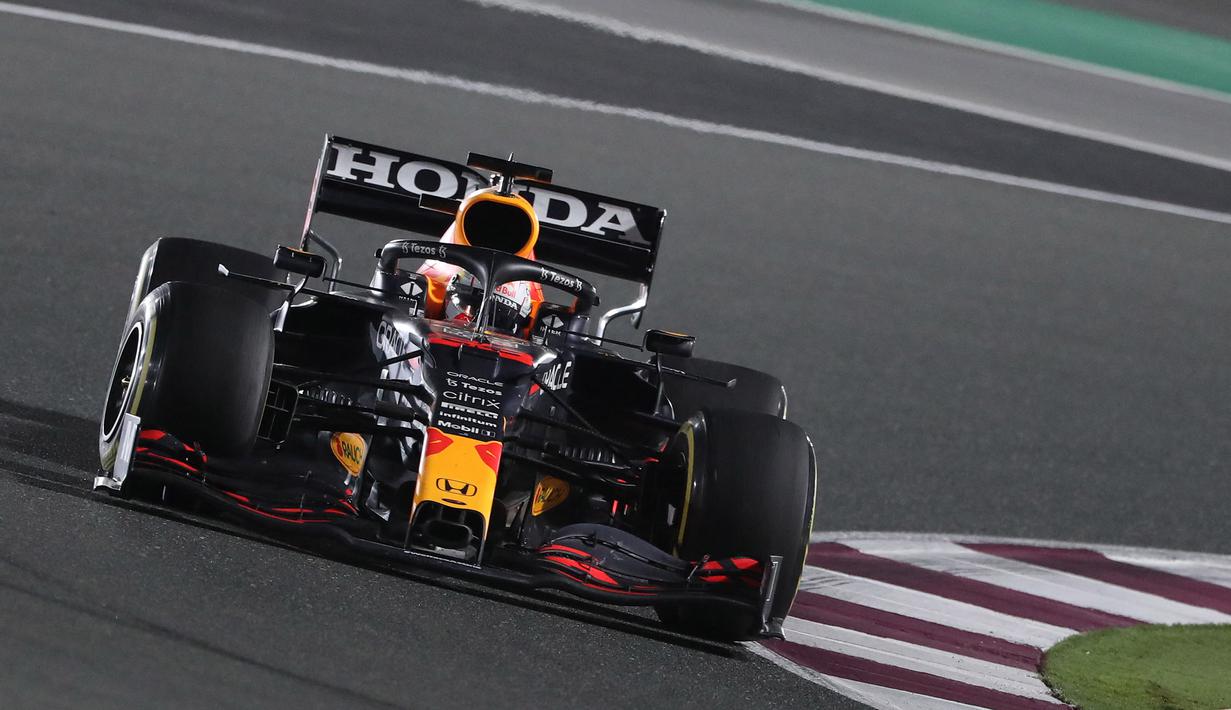 Nasib berbeda dialami oleh rivalnya, Max Verstappen. Pembalap asal Belanda tersebut harus turun lima grid usai mendapatkan penalti. Verstappen mlorot dari posisi kedua menjadi posisi ketujuh karena mengabaikan bendera kuning saat sesi kualifikasi. (AFP/Karim Jaafar)