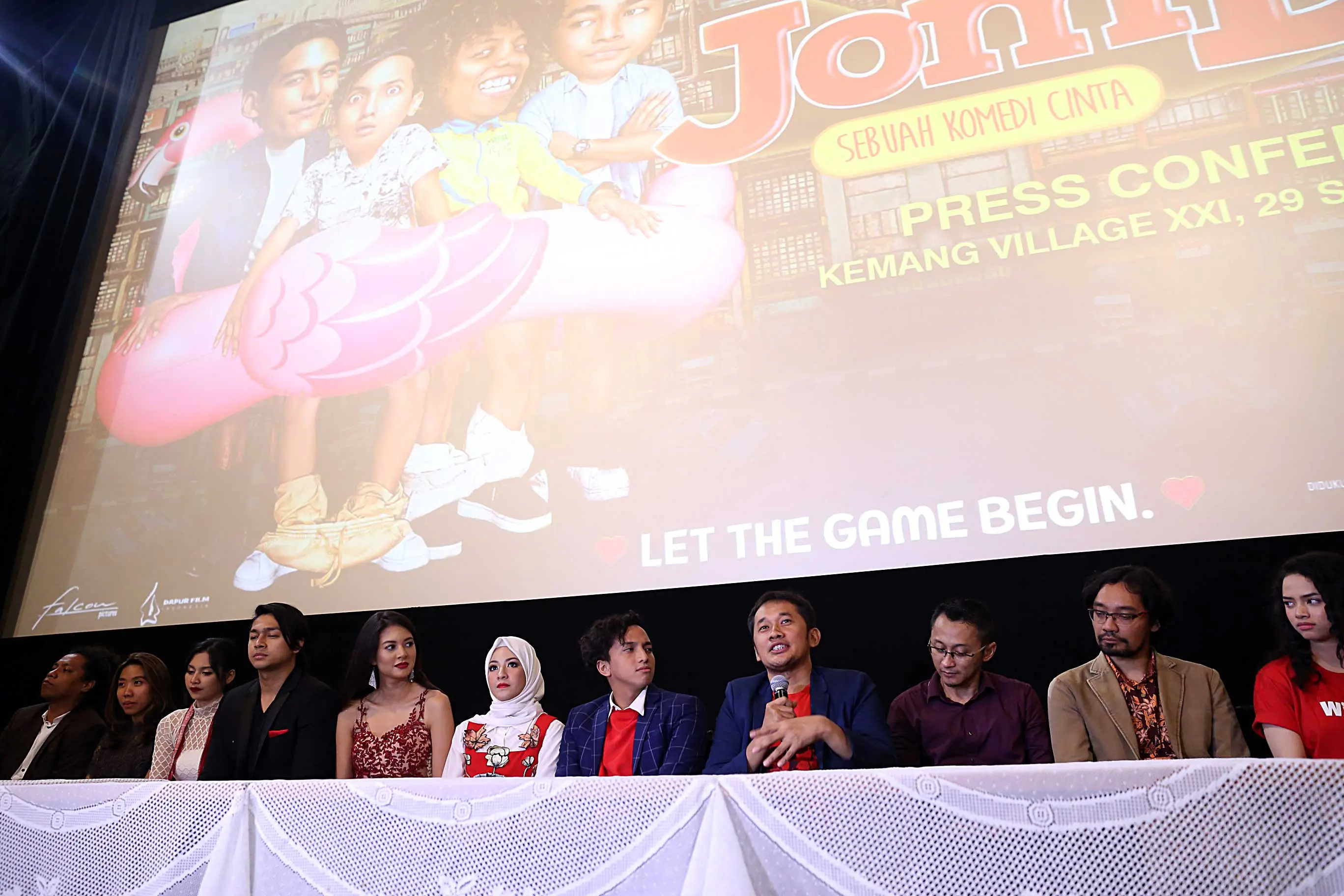 Hanung mengaku ngefans dengan film yang menggarap kisah empat jomblo waktu itu. Kisah perjuangan empat jomblo demi meraih cintanya masing-masing. (Nurwahyunan/Bintang.com)