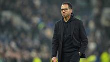 Pelatih Chelsea, Liam Rosenior, meninggalkan lapangan setelah pertandingan Liga Inggris melawan Everton di Hill Dickinson Stadium, Inggris, Minggu (22/3/2026) dini hari WIB. (AP Photo/Jon Super)