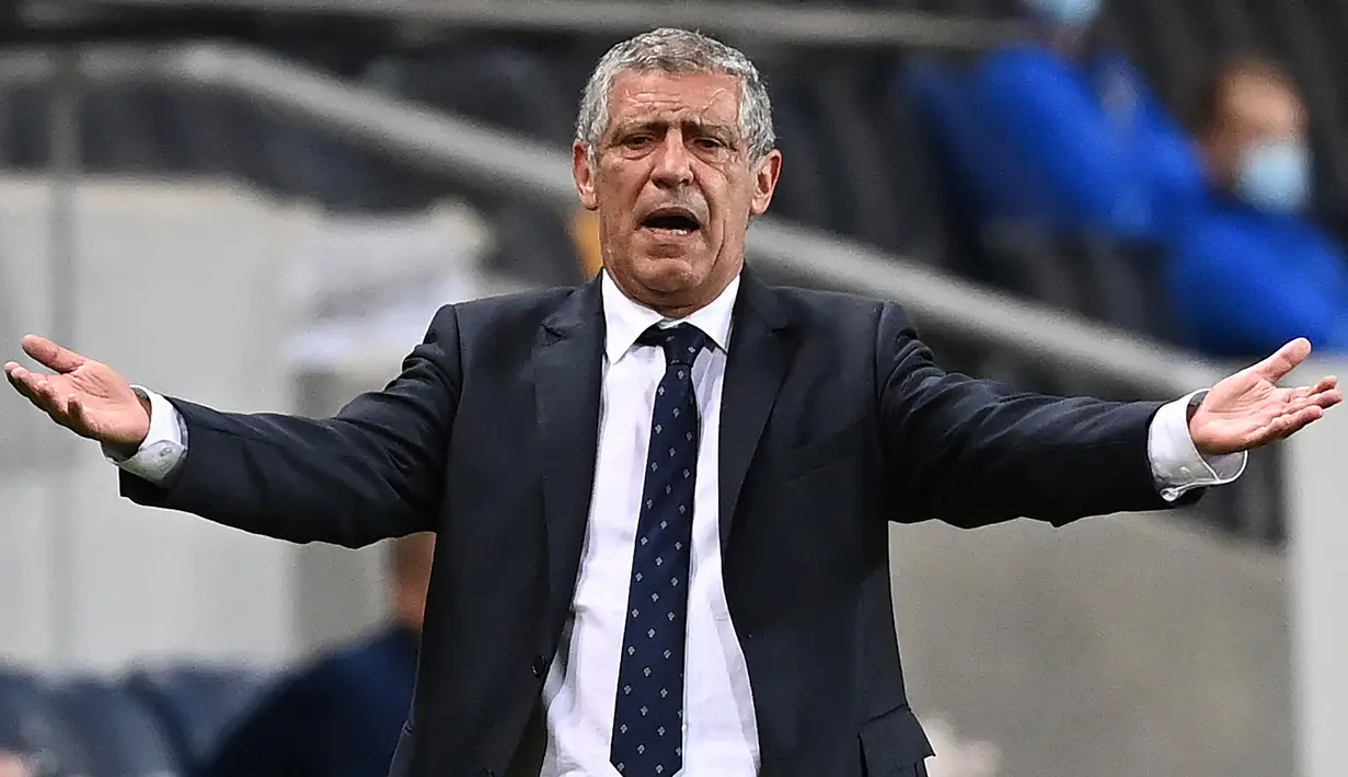 Pelatih Portugal, Fernando Santos, memberikan arahan kepada pemainnya saat menghadapi Swedia pada laga UEFA Nations League di Stadion Friends Arena, Rabu (9/9/2020) dini hari WIB. Portugal menang 2-0 atas Swedia. (AFP/Jonathan Nackstrand)