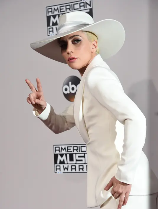 Selena Gomez hadir di ajang penghargaan American Music Awards 2016 berhasil menjadi pemenang sebagai Penyanyi Pop/Rock Wanita tahun ini. Selena pun menyampaikan rasa terima kasihnya di atas panggung. (AFP/Bintang.com)