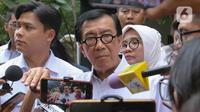 Kepada wartawan, Yasonna H Laoly mengaku diperiksa penyidik KPK terkait dua status yang dia emban, yakni selaku Ketua DPP PDIP dan mantan Menteri Hukum dan HAM. (Liputan6.com/Herman Zakharia)