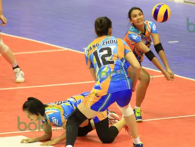 Para pemain Jakarta PGN Popsivo berusaha mengembalikan bola saat melawan Jakarta Electrik PLN pada laga perdana Proliga 2016 putaran pertama di GOR Ken Arok, Malang, Jumat (19/2/2016). (Bola.com/Nicklas Hanoatubun)