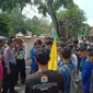 Aksi unjuk rasa mahasiswa menuntu pembenahan amburadulnya program Bantuan Pangan Non Tunai (BPNT) di Kabupaten Sumenep, Madura. (Liputan6.com/ Fahrul)