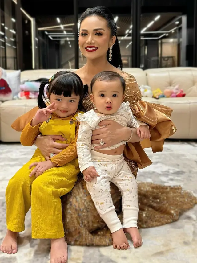 Krisdayanti momong cucu (Instagram/krisdayantilemos)