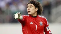 Gaya kiper Meksiko, Guillermo Ochoa di laga penyisihan Grup A Concacaf Gold Cup 2011 melawan El Salvador di Cowboys Stadium, Arlington, Texas, 5 Juni 2011. Meksiko unggul 5-0. Rick Yeatts / Getty Images / AFP