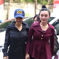 Foto Zaskia Gotik dan Julia Perez berkunjung kerumah Rachmawati Soekarnoputri (Andy Masela/bintang.com)