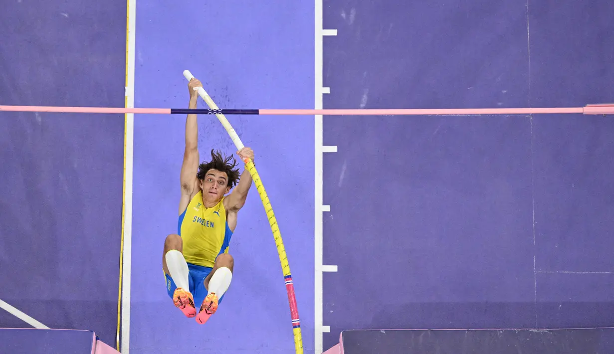 Duplantis memecahkan rekor dunia di Olimpiade usai mempertajam catatan rekor dunianya yang sebelumnya melakukan lompatan setinggi 6,24 meter pada 2023 lalu. (Antonin THUILLIER / AFP)