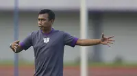 Pelatih Persita Tangerang, Widodo C. Putro, memberikan instruksi saat latihan di Stadion Sport Center, Tangerang, Selasa (28/5). Latihan ini persiapan jelang laga Liga 2 2019. (Bola.com/Vitalis Yogi Trisna)