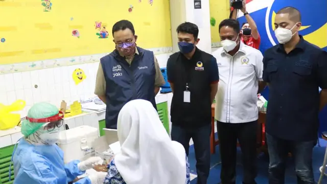 Anies Baswedan tinjau vaksinasi Covid-19 NasDem Peduli