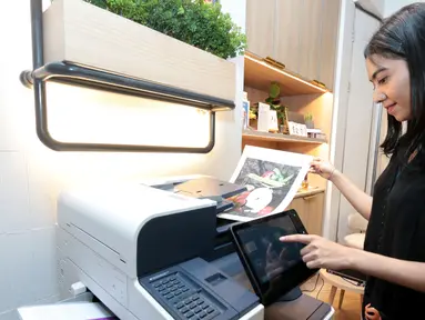 Petugas mencoba mesin multifungsi berwarna Fuji Xerox ApeosPort/DocuCentre-VII di Jakarta, (28/3). Mesin Fuji Xerox terbaru ini dirancang guna mempercepat evolusi aktivitas bisnis yang mendukung fleksibilitas kerja masa kini yang memiliki memiliki 12 seri. (Liputan6.com/HO/Dede)