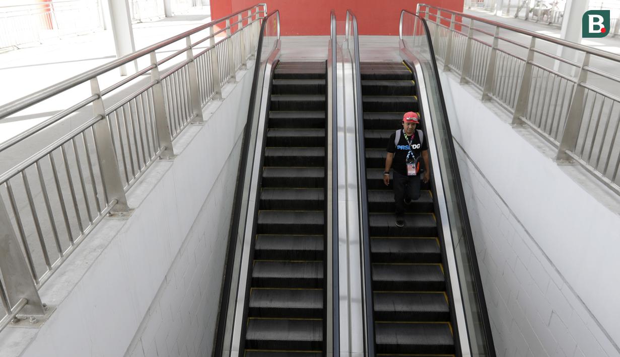 Pengunjung menggunakan eskalator yang terdapat di Stadion Nasional, Singapura, Kamis (8/11). Stadion ini akan menggelar laga Piala AFF 2018 antara Singapura melawan Timnas Indonesia. (Bola.com/M. Iqbal Ichsan)