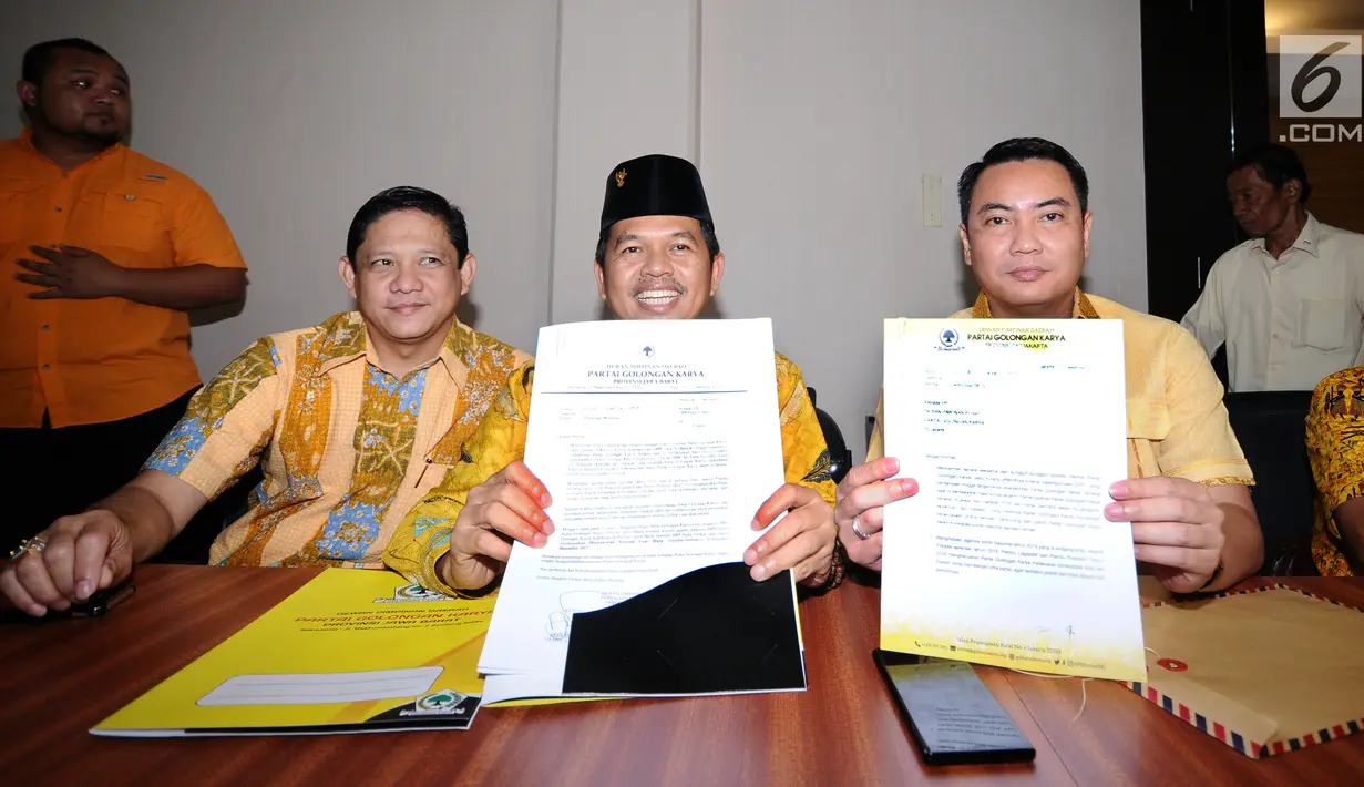 Ketua DPD I Partai Golkar Jabar, Dedi Mulyadi (tengah) bersama Ketua DPD DKI Jakarta, Fayakhun Andriadi (kanan) menunjukkan surat permohonan pelaksanaan Munaslub di kantor DPP Partai Golkar, Jakarta, Rabu (6/12). (Liputan6.com/Helmi Fithriansyah)
