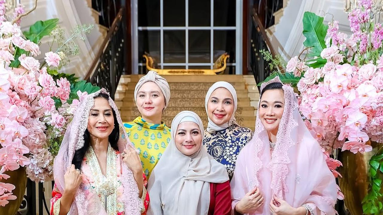 Potret Cantik Cut Keke Berhijab dan Berkumpul dengan Sahabat Sholeha
