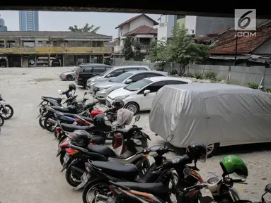 Suasana lokasi parkir motor dikawasan bekas Pasar Blora, Jakarta, Selasa (5/9). Menyambut larangan motor di Sudirman mendatang, Dishub kembali membuat kantong parkir, salah satunya di kawasan bekas pasar Blora. (Liputan6.com/Faizal Fanani)