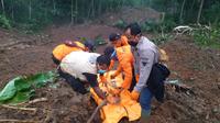 Tim SAR Gabungan menemukan satu korban longsor di Desa Kalijering, Kecamatan Padureso, Kebumen, Rabu (10/2/2021). (Foto: Liputan6.com/Basarnas)